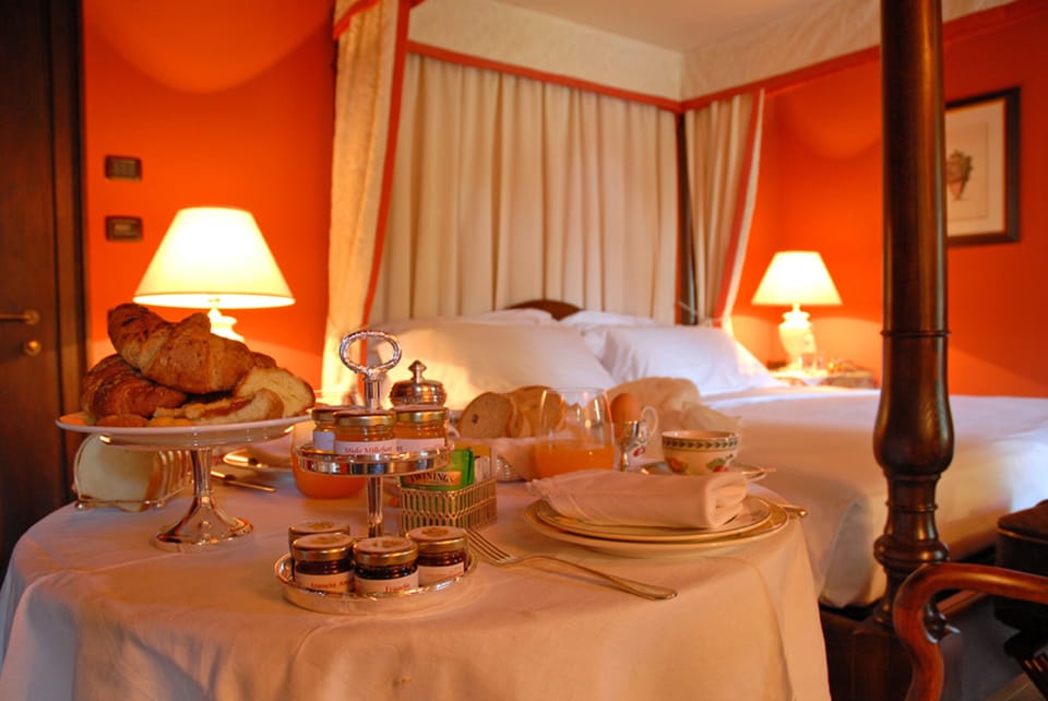 Comfort Double Room | Minibar, in-room safe, individually decorated, individually furnished