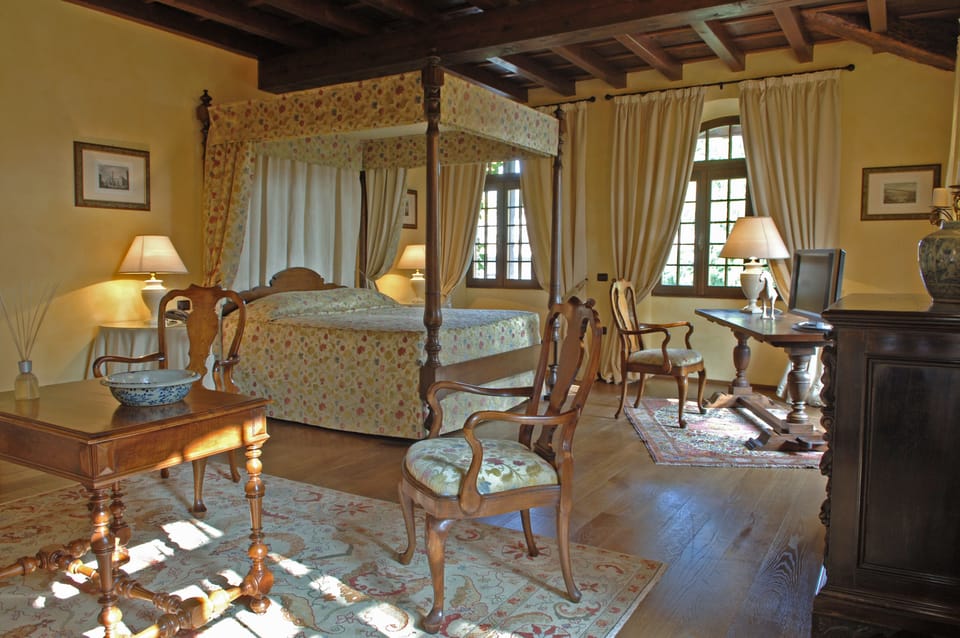 Junior Suite | Minibar, in-room safe, individually decorated, individually furnished