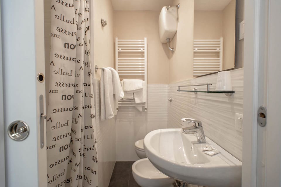 Standard Room, 1 Queen Bed, Ensuite, City View | Bathroom | Shower, rainfall showerhead, free toiletries, bidet