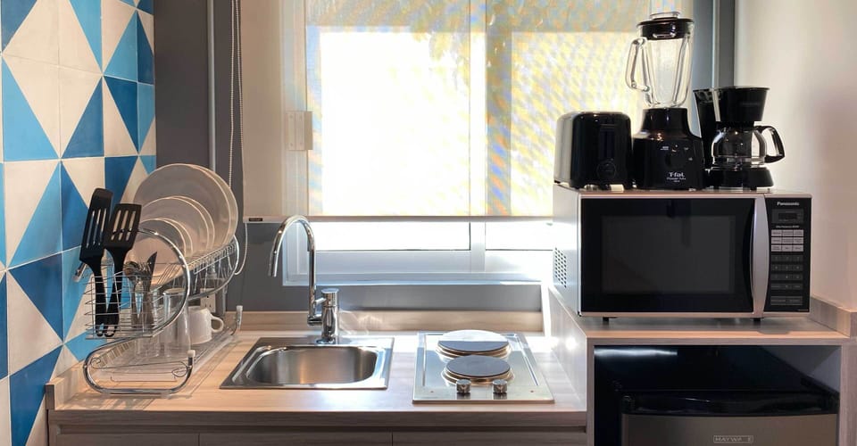 Business Studio Suite | Private kitchen | Microwave