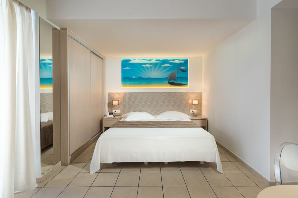 Studio | Premium bedding, in-room safe, desk, blackout drapes