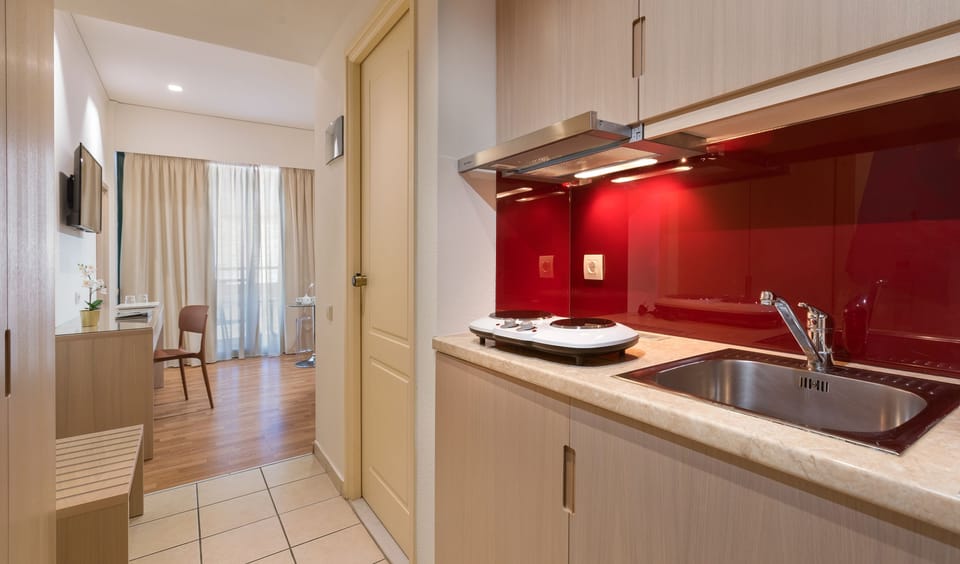 City Studio, 2 Twin Beds, City View | Private kitchenette | Fridge