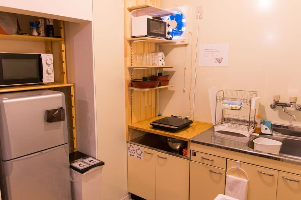 Shared Dormitory, Mixed Dorm, Non Smoking (8 Beds) | Private kitchen | Fridge, microwave, electric kettle