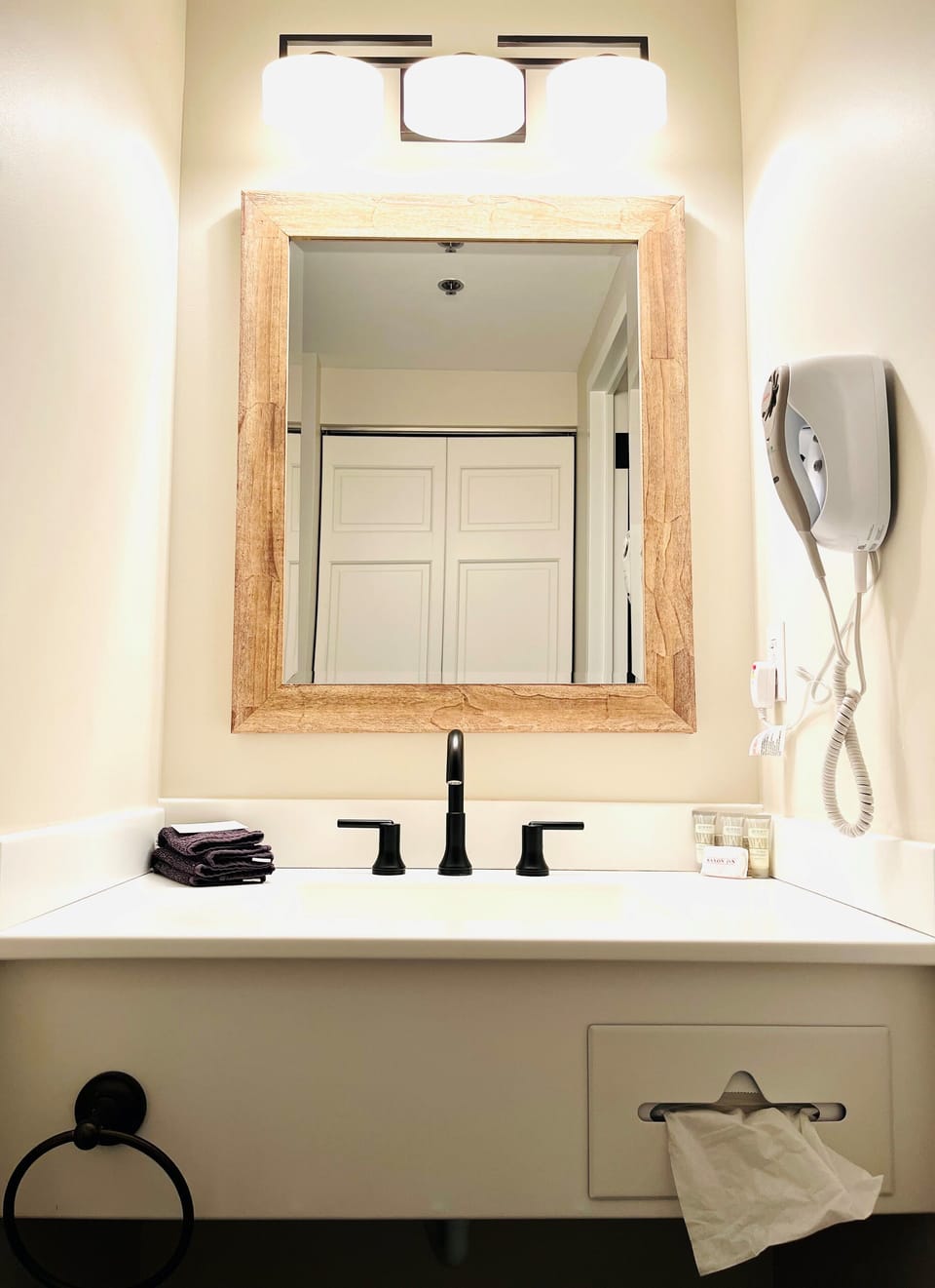 Deluxe Non-Smoking Room | Bathroom | Combined shower/tub, free toiletries, hair dryer, towels