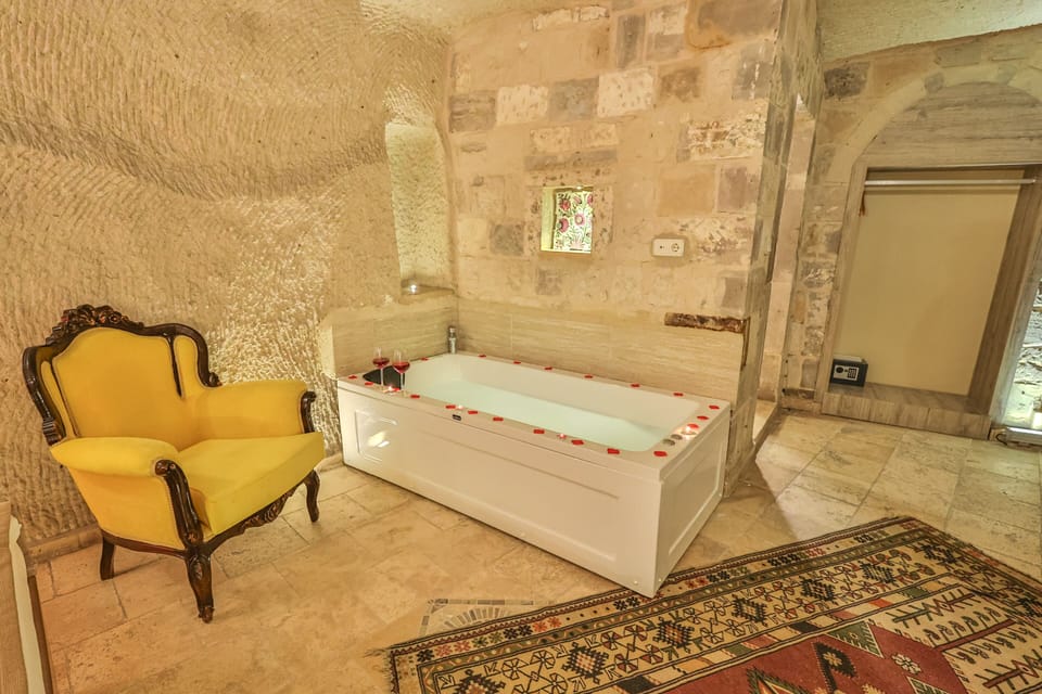 Deluxe Cave Jacuzzi Room | Bathroom | Combined shower/tub, jetted tub, designer toiletries, hair dryer