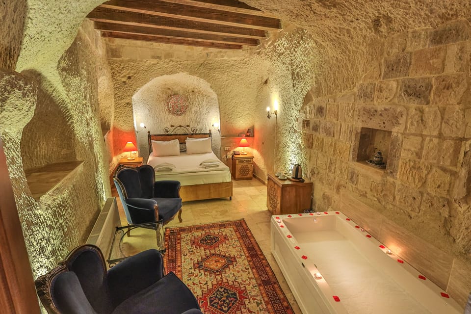Deluxe Cave Jacuzzi Room | Egyptian cotton sheets, premium bedding, Select Comfort beds, minibar