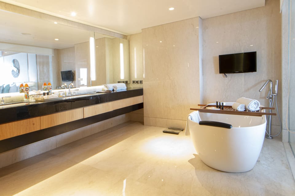 Breccia Suite, Bath up, City View, Executive lounge access | Bathroom | Free toiletries, hair dryer, bathrobes, slippers