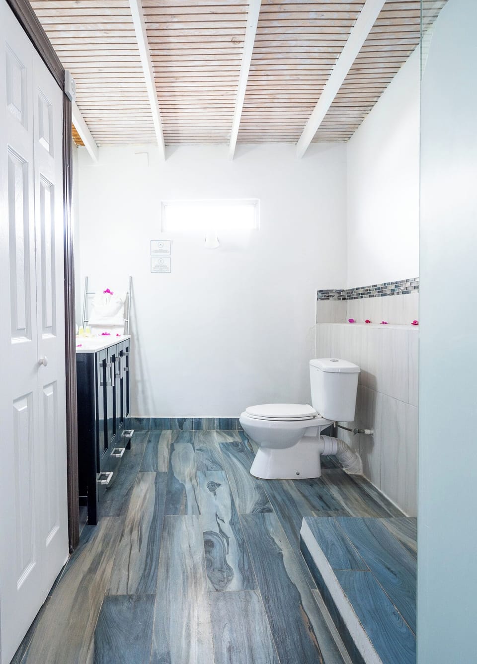 Deluxe Studio Suite, Partial Ocean View | Bathroom | Deep soaking tub, rainfall showerhead, free toiletries, towels