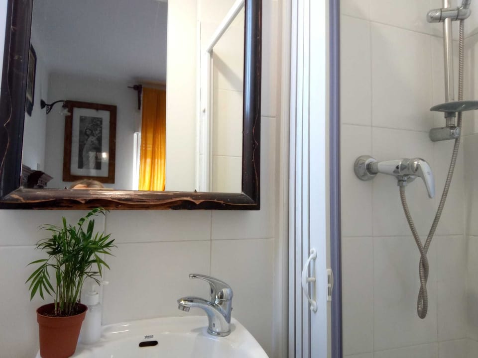 Deluxe Double or Twin Room | Bathroom | Shower, free toiletries, hair dryer, towels