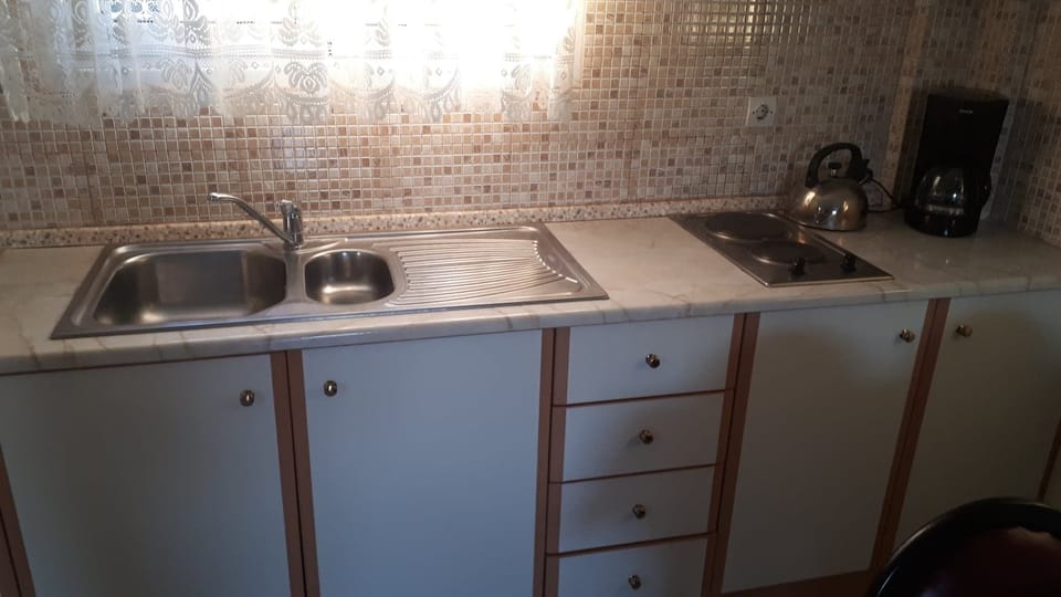 Family Duplex, 1 Bedroom | Shared kitchen | Full-size fridge, oven, stovetop, coffee/tea maker