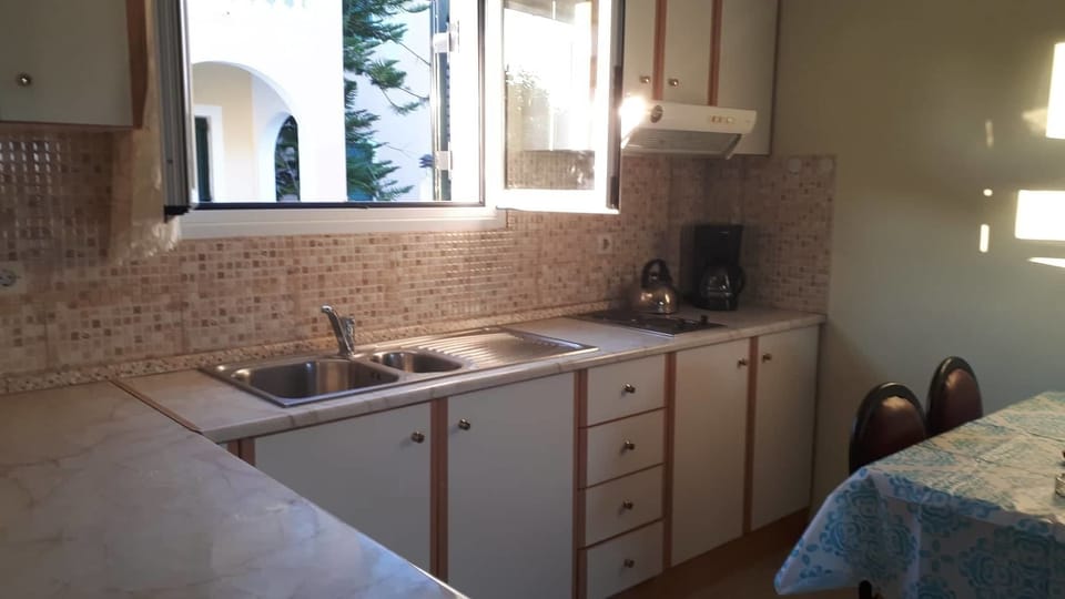 Family Duplex, 1 Bedroom | Shared kitchen facilities | Full-size fridge, oven, stovetop, coffee/tea maker