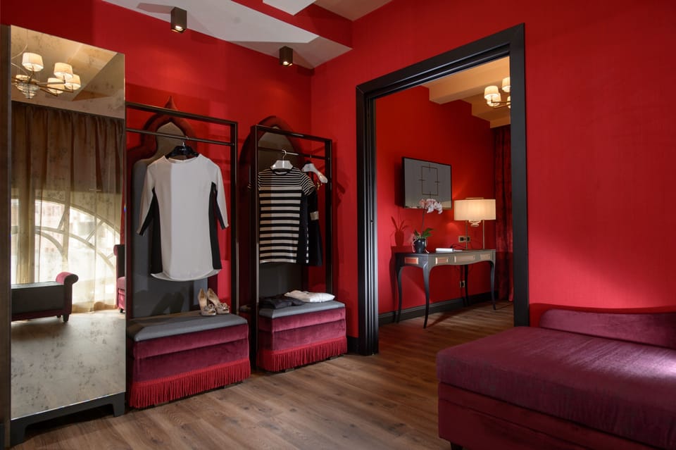 Suite, Canal View | Down comforters, minibar, in-room safe, desk