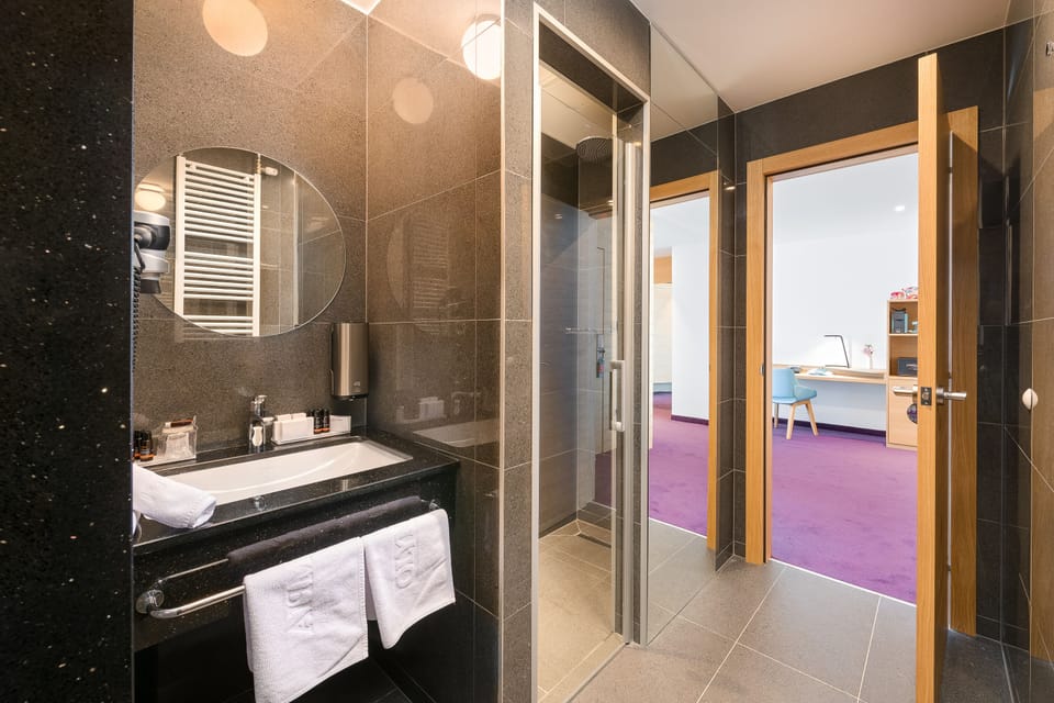 Executive Suite, 3 Bedrooms, Hot Tub, Sea View | Bathroom | Shower, free toiletries, hair dryer, bathrobes