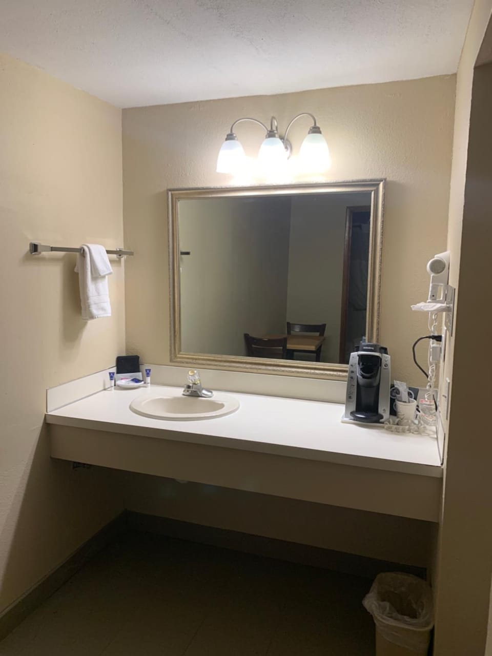 Combined shower/tub, free toiletries, hair dryer, towels