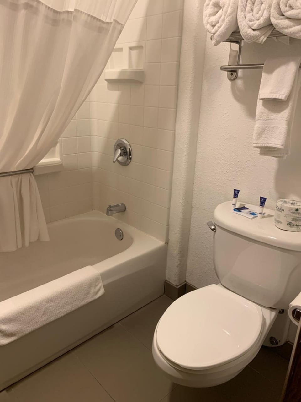 Combined shower/tub, free toiletries, hair dryer, towels