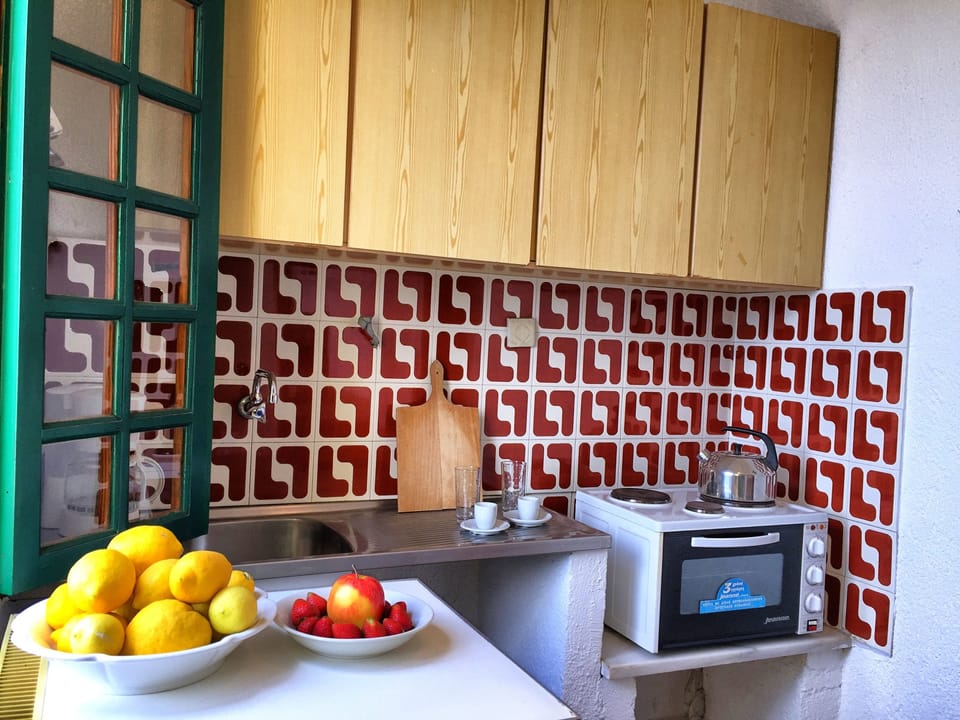 Duplex | Private kitchenette | Fridge, microwave, oven, stovetop