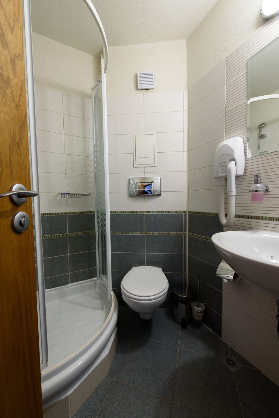 Free toiletries, hair dryer, bathrobes, towels