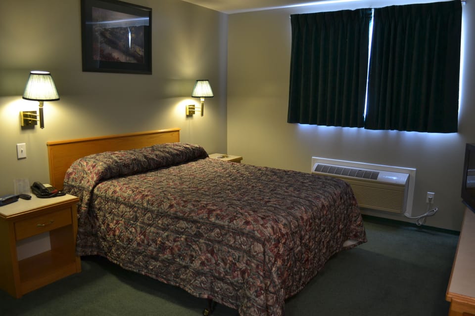 Room, 1 Queen Bed, Kitchenette | Iron/ironing board (on request), WiFi (free), bed sheets