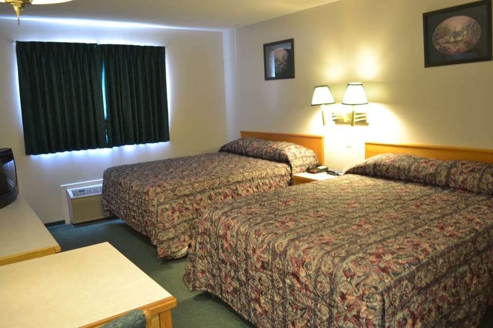 (2) Queen bedded Room | Iron/ironing board (on request), WiFi (free), bed sheets