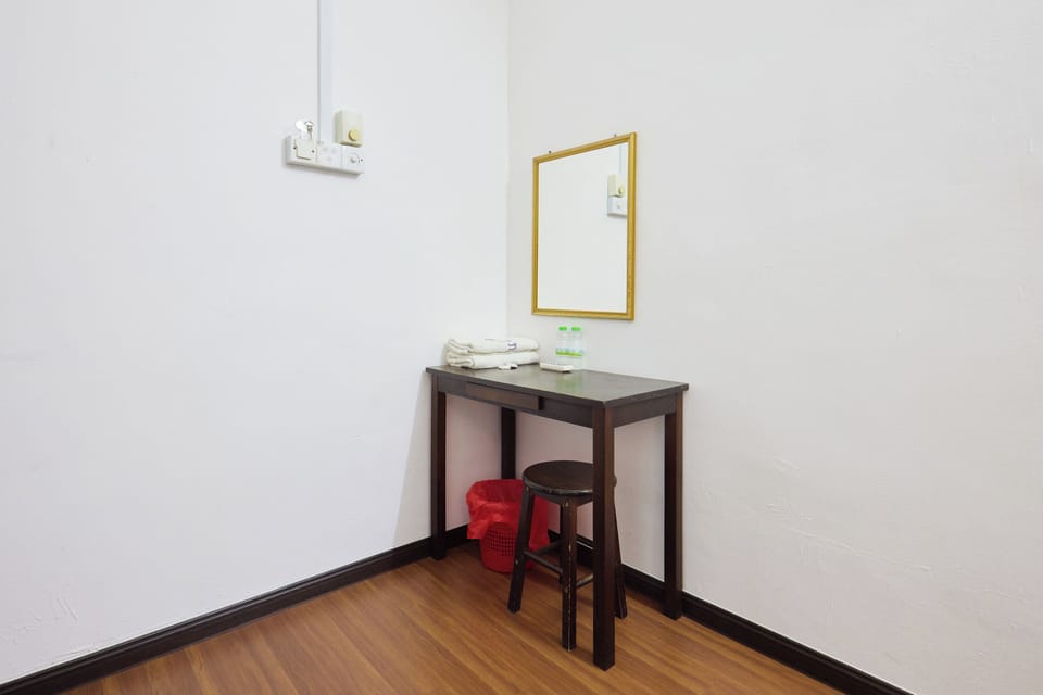 Budget Double Room	 | Desk, bed sheets