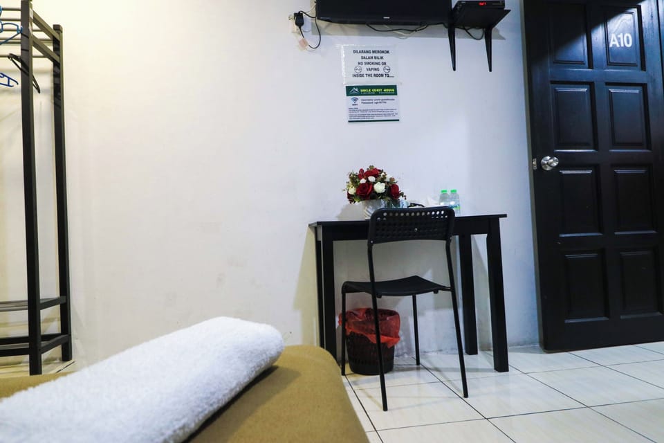 Deluxe Twin Room | Desk, bed sheets