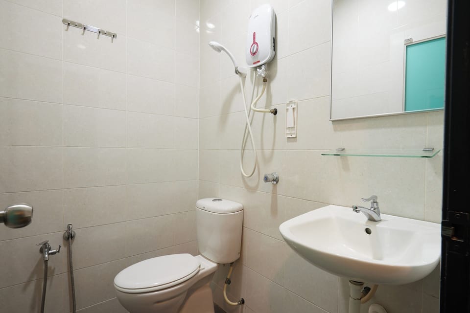 Deluxe Family Room | Bathroom | Shower, free toiletries, towels