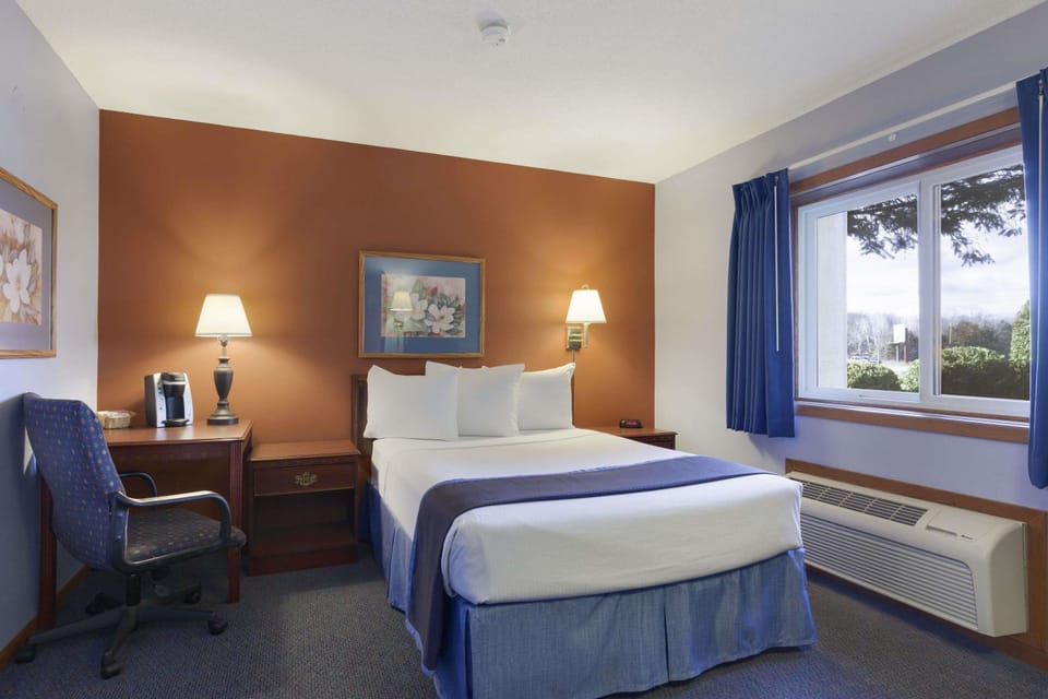 Standard Room, 1 Double Bed | In-room safe, desk, free WiFi, bed sheets