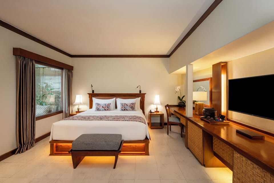 Cottage Suite, Garden View | Minibar, in-room safe, desk, iron/ironing board