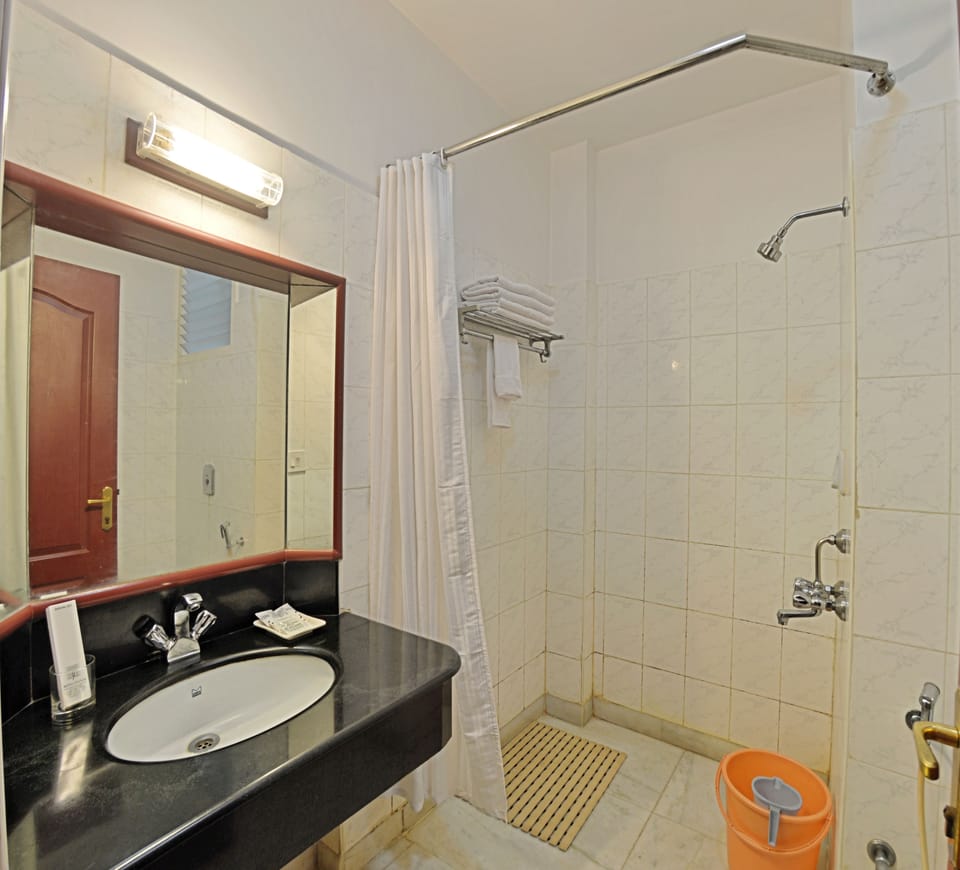 Deluxe Double Room | Bathroom | Shower, free toiletries, hair dryer, towels