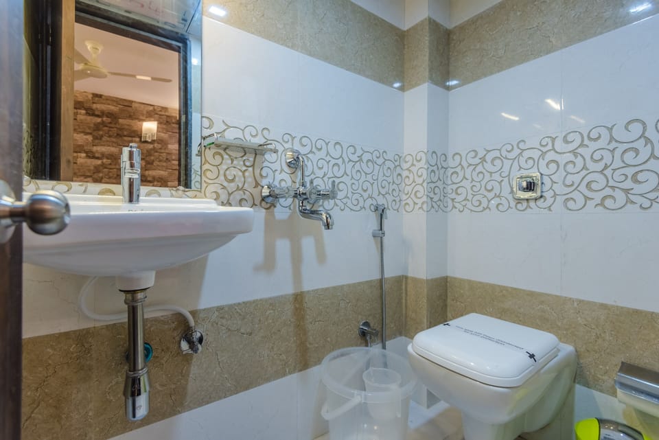 Double Room, 1 King Bed | Bathroom | Shower, free toiletries, towels