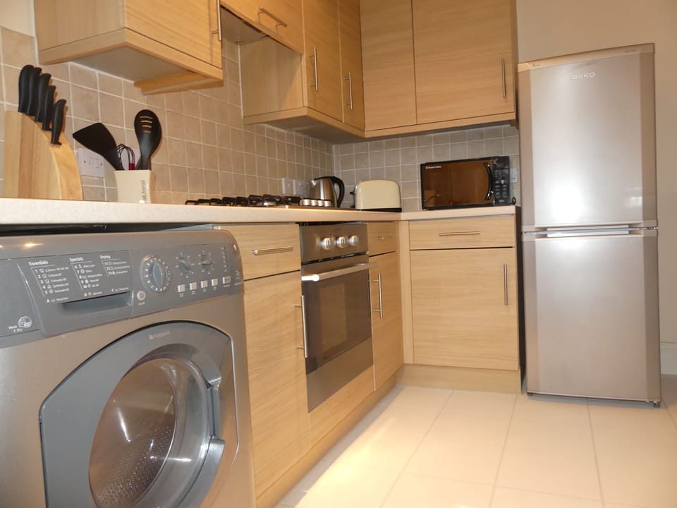 Premium Apartment, 2 Bedrooms | Private kitchen | Fridge, microwave, oven, stovetop