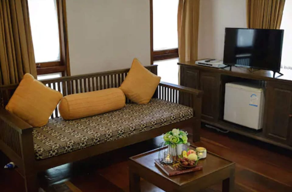 Deluxe Cottage | Minibar, blackout drapes