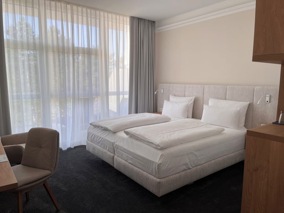 Hypo-allergenic bedding, in-room safe, blackout drapes, free WiFi