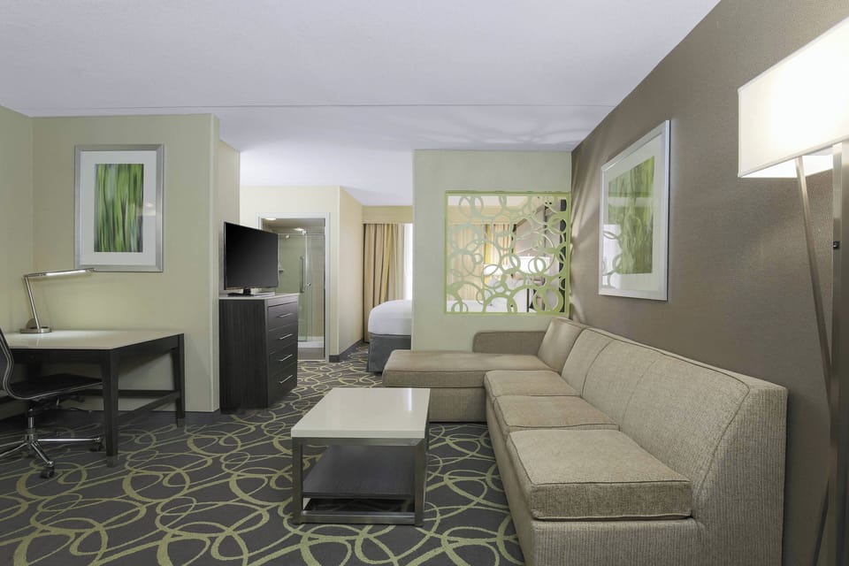 Studio, 1 King Bed with Sofa bed | Hypo-allergenic bedding, desk, laptop workspace, blackout drapes