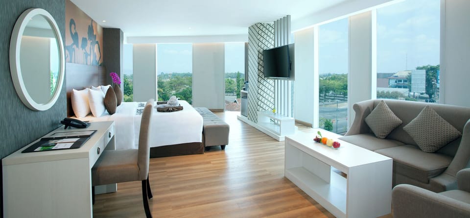 Executive Suite | Premium bedding, in-room safe, desk, blackout drapes