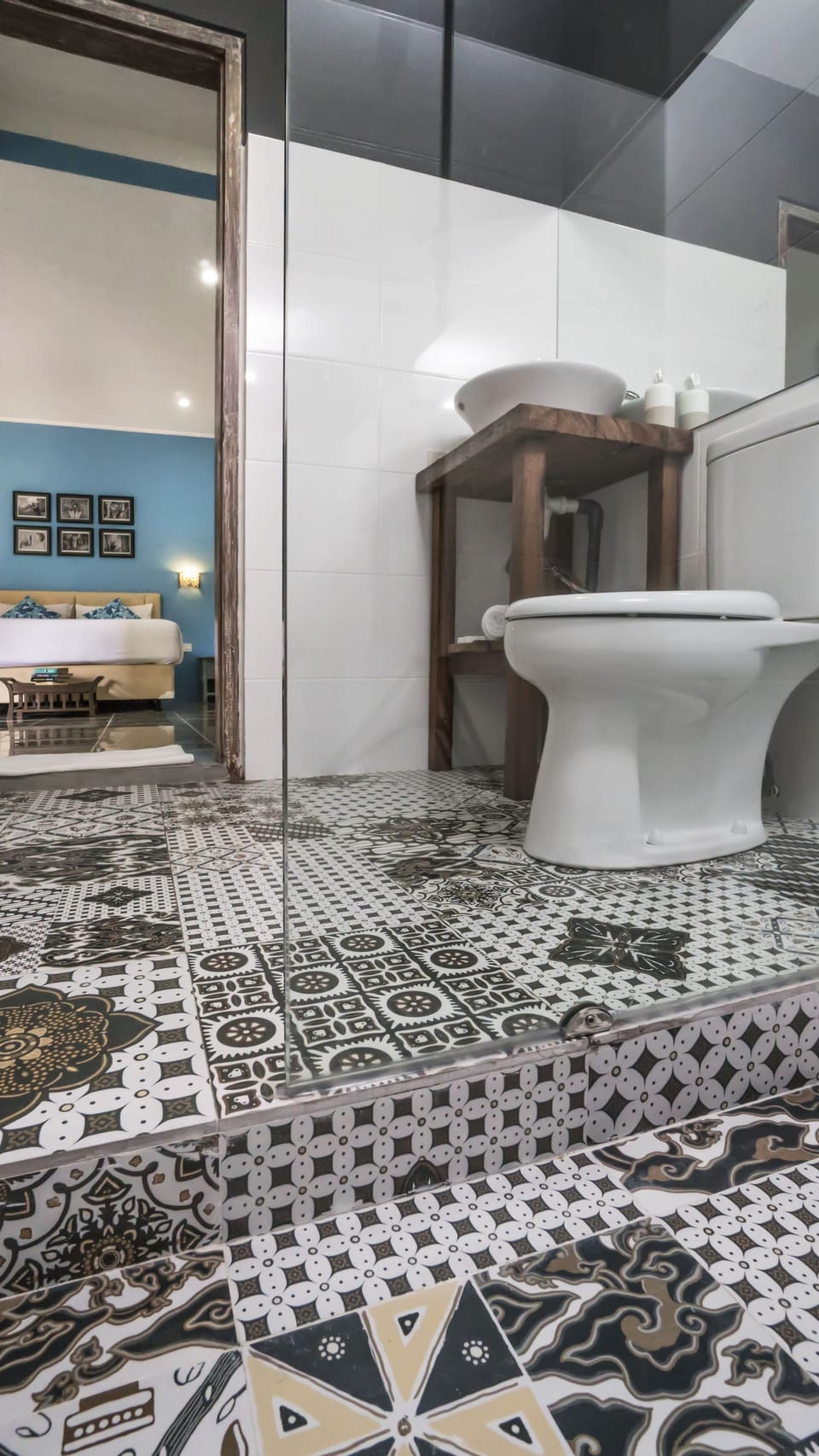 Deluxe Room | Bathroom | Free toiletries, hair dryer, slippers, towels