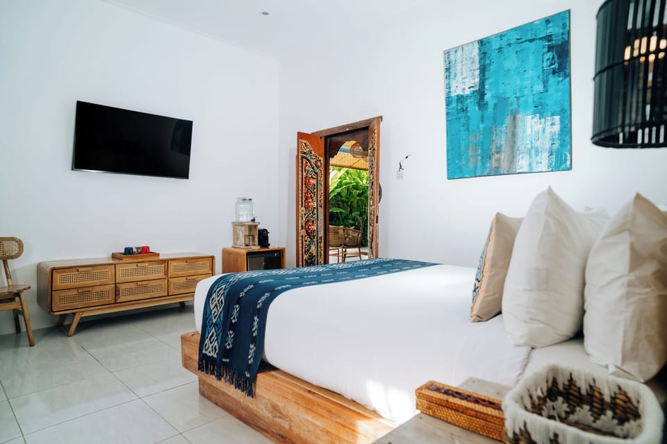 Deluxe Suite | Minibar, in-room safe, desk, free WiFi