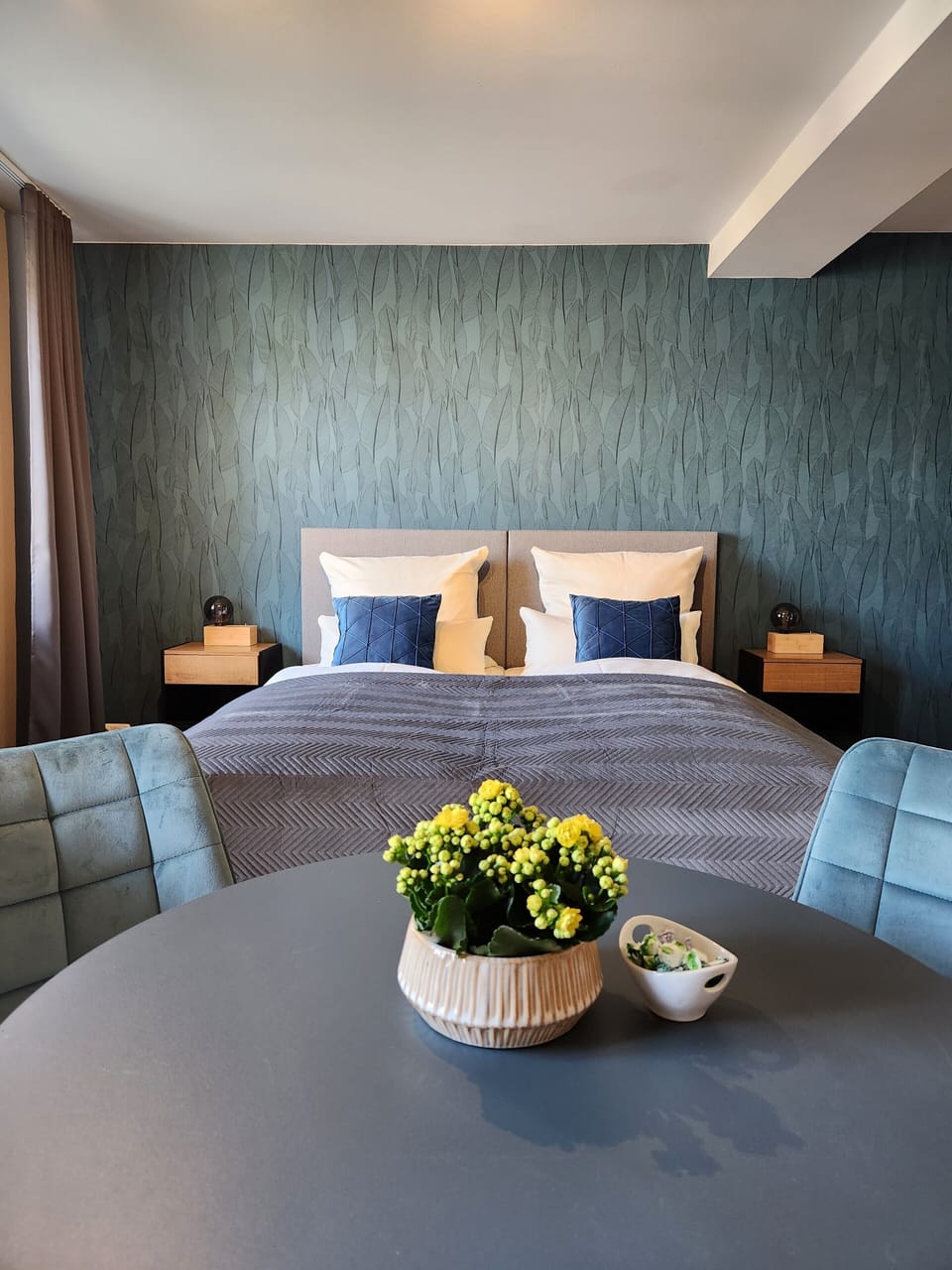 Deluxe Studio, 1 Bedroom, Kitchen | Premium bedding, desk, laptop workspace, blackout drapes