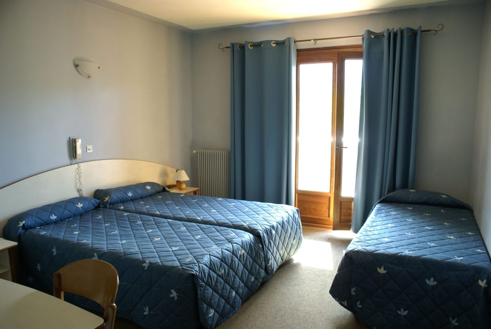 Triple Room | Desk, soundproofing, cribs/infant beds, free WiFi