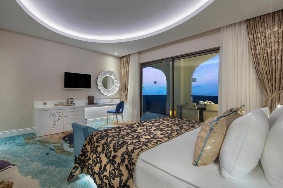 Free minibar, in-room safe, desk, blackout drapes