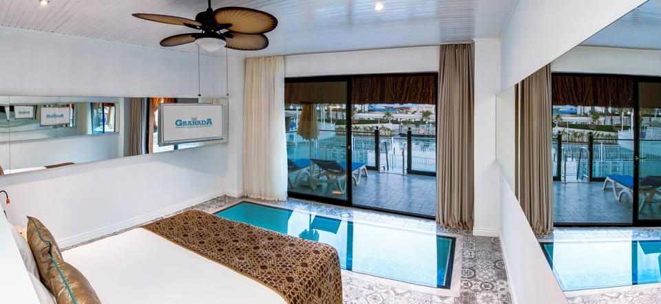 Maldiv Houses | Free minibar, in-room safe, desk, blackout drapes