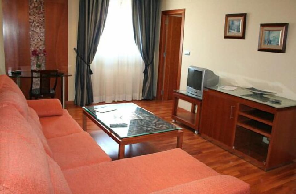 Suite | Minibar, in-room safe, desk, blackout drapes