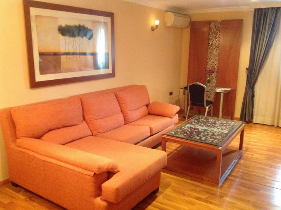 Suite | Minibar, in-room safe, desk, blackout drapes