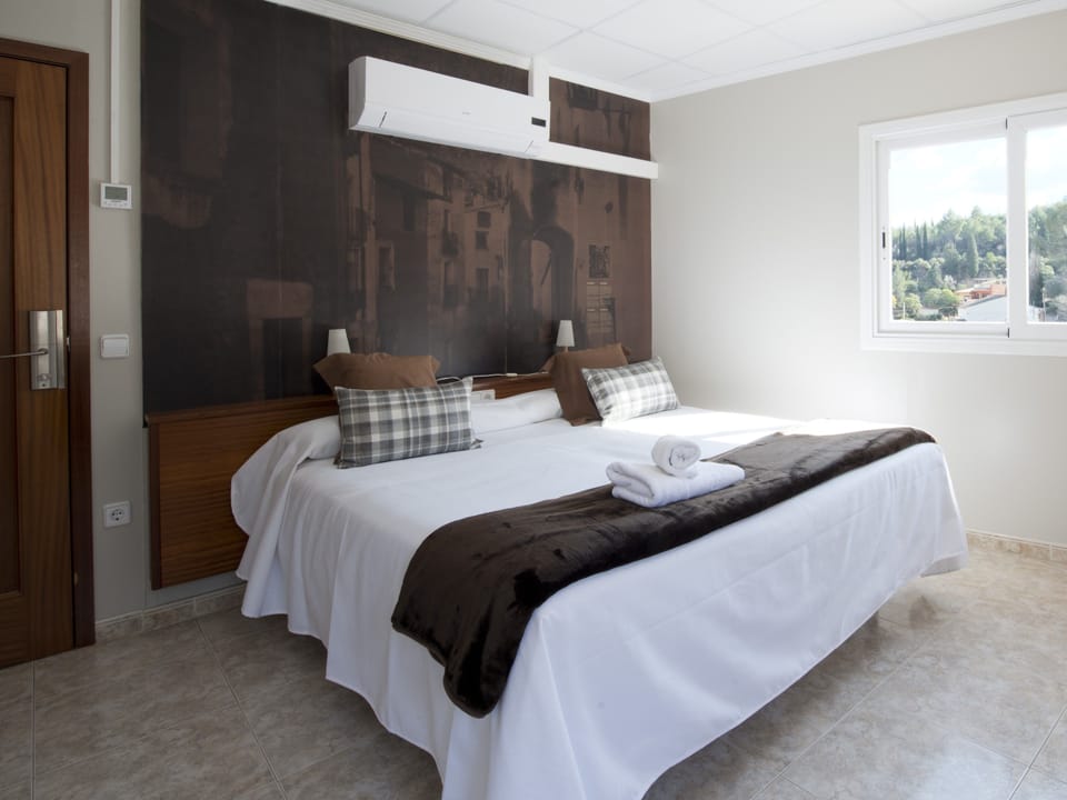 Double Room | Desk, free cribs/infant beds, rollaway beds, free WiFi
