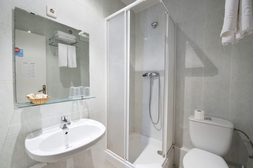 Shower, towels