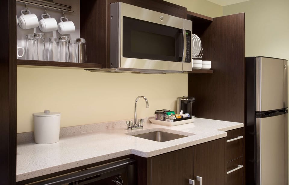 Full-size fridge, microwave, dishwasher, coffee/tea maker