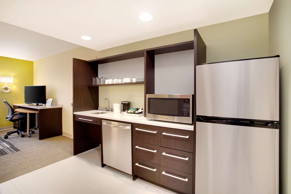 Full-size fridge, microwave, dishwasher, coffee/tea maker