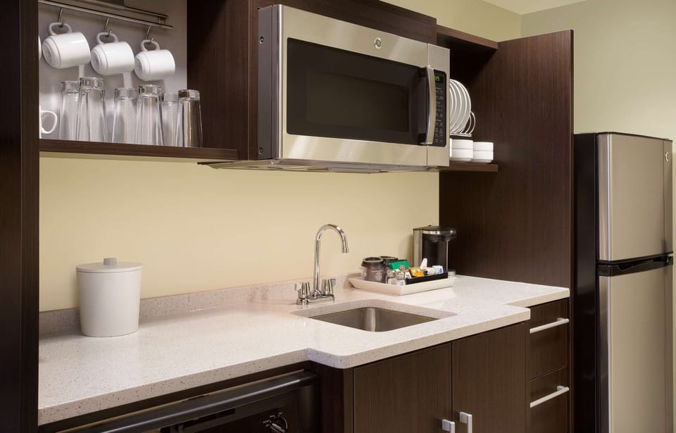 Full-size fridge, microwave, dishwasher, coffee/tea maker