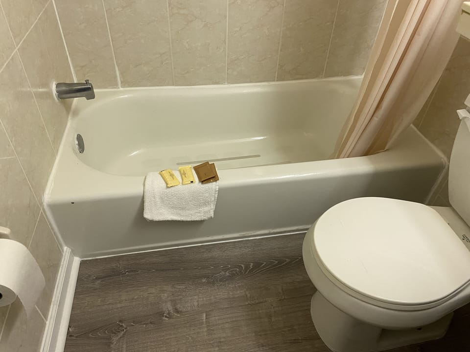 Basic Room, 1 King Bed, Smoking | Bathroom | Combined shower/tub, towels