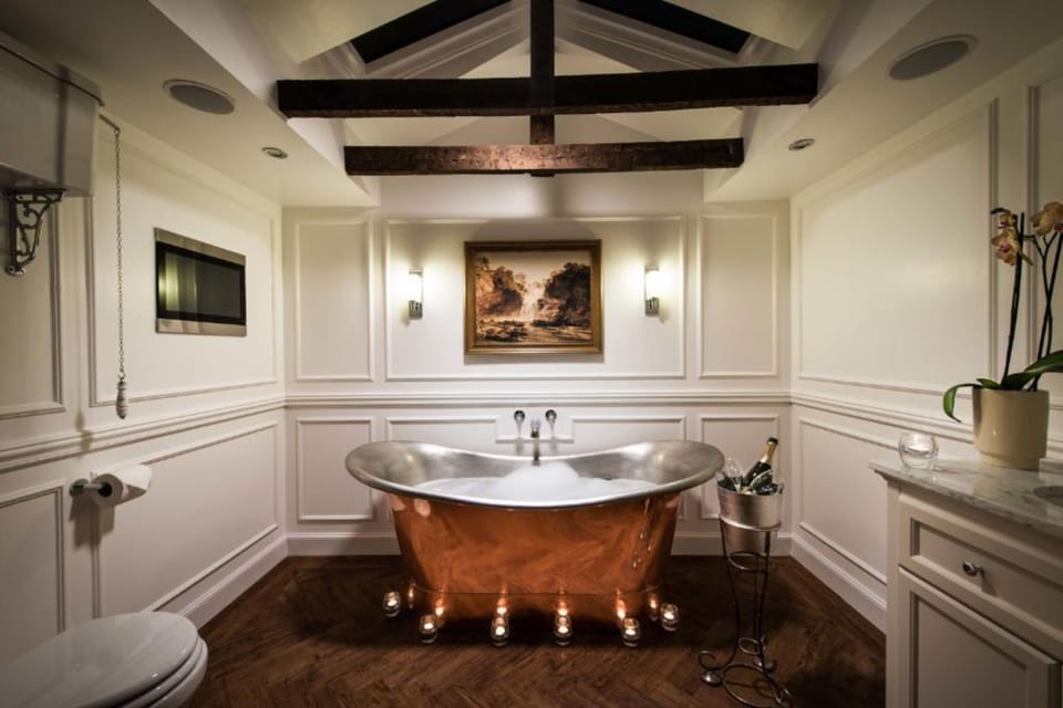 Junior Suite, 4 Poster Bed with Sofa Bed | Bathroom | Combined shower/tub, free toiletries, hair dryer, towels